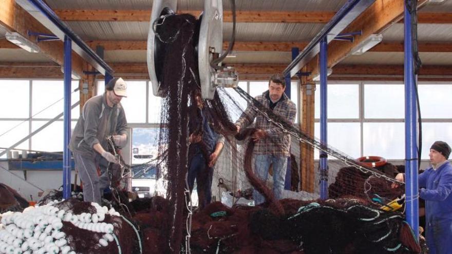 Tripulantes de un barco de Bueu, preparan su vuela al mar. // S. Álvarez