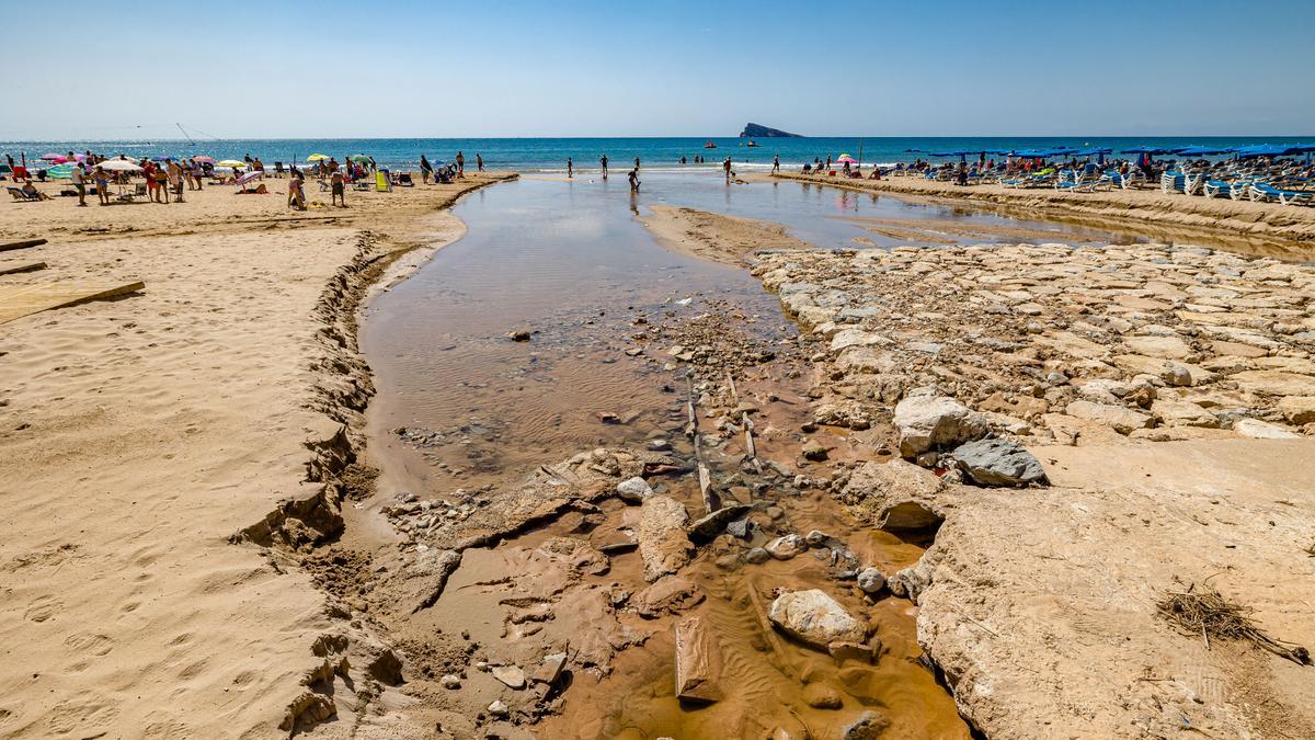 Los desperfectos que el temporal ha ocasionado en la playa de Levante de Benidorm.