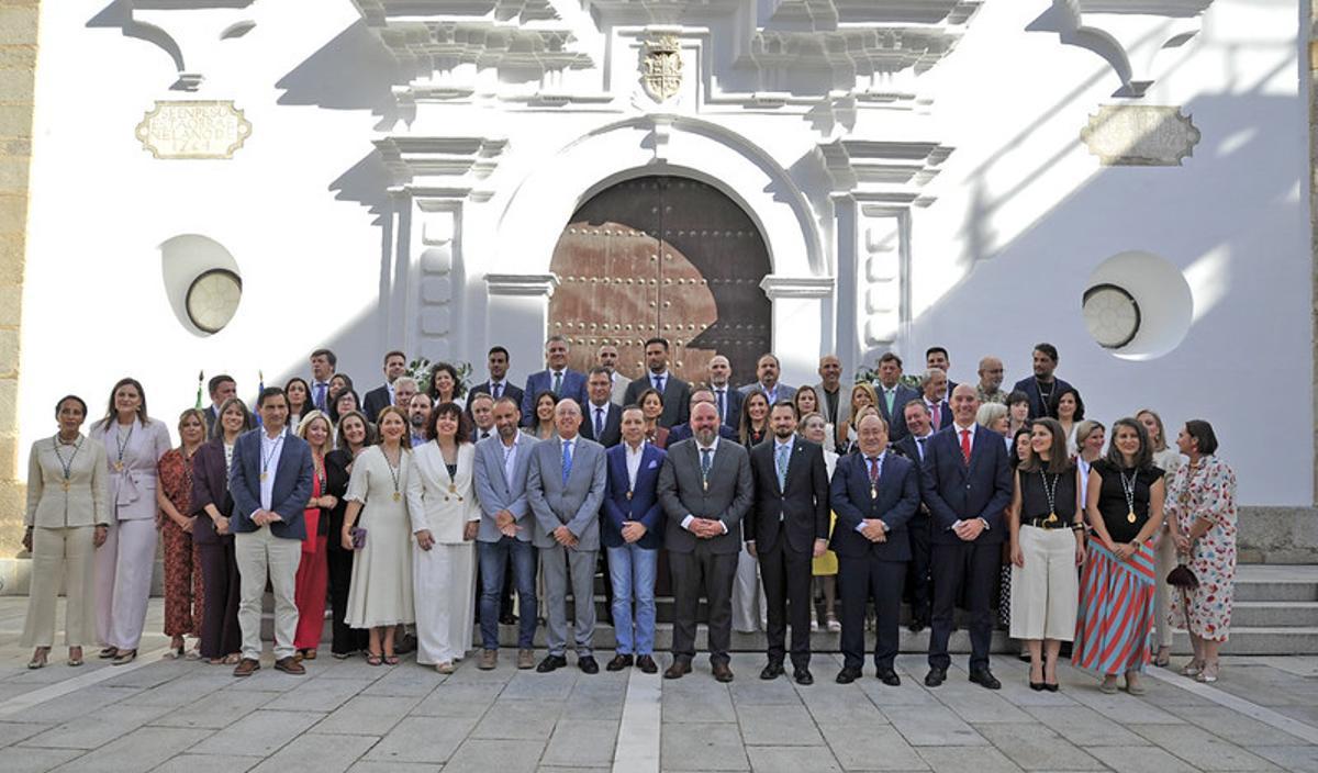 Foto de familia en el 43 aniversario de la Asamblea de Extremadura.