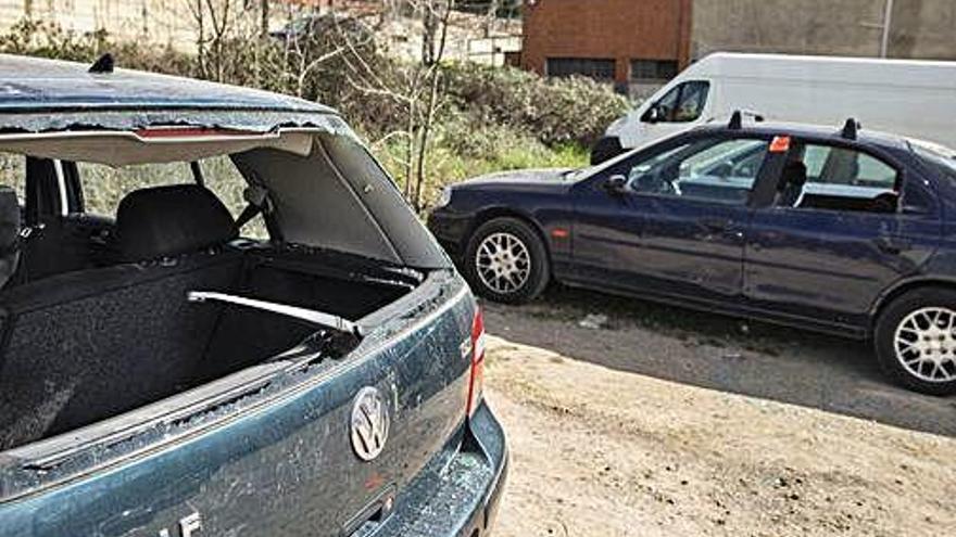 Uns vehicles a la zona de l&#039;antic escorxador ahir, amb les finestres detrossades.