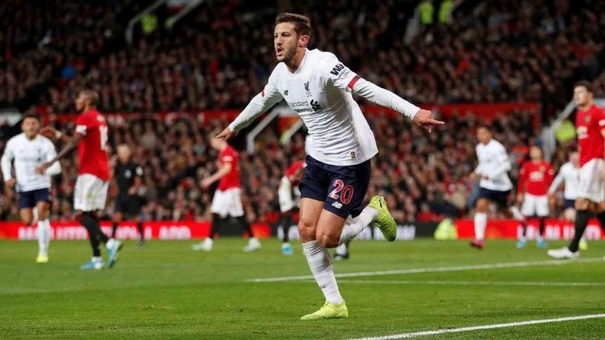 Lallana corre para festejar el gol del empate del Liverpool en Old Trafford. // Reuters