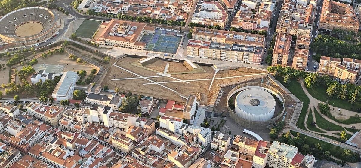 Vista aérea de la intervención entre los baluartes de San Roque y de Santa María, una imagen captada hace unos días.