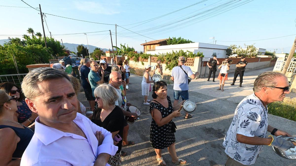 Ortolá, este jueves en la manifestación de los vecinos enfrente de la vivienda que ha sido desokupada en la mañana de este viernes.