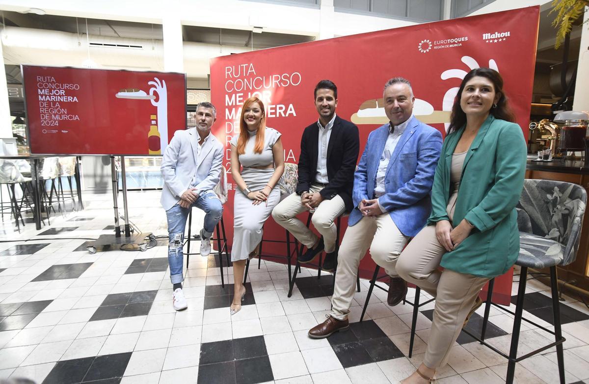Los organizadores del concurso a la mejor marinera, en el Mercado de Correos de Murcia