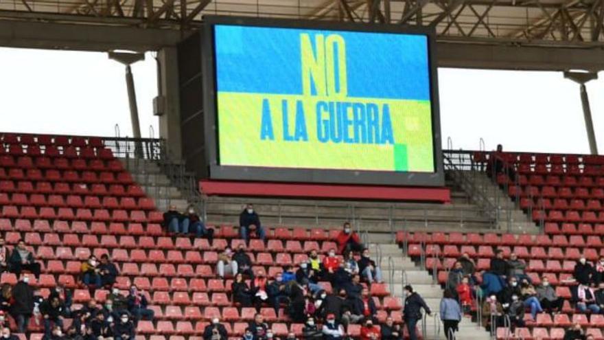 El Real Murcia y sus aficionados también se suman al lema de ‘No a la guerra’ | PRENSA REAL MURCIA