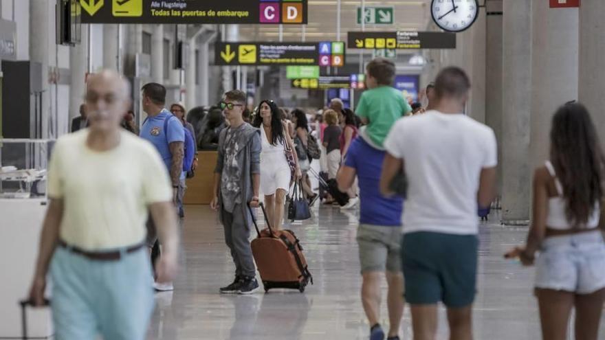 Pasajeros en el aeropuerto de Son Sant Joan.