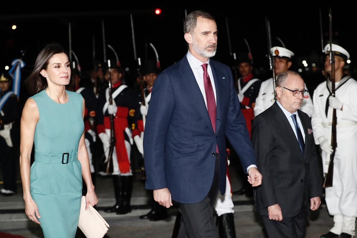 AME997. BUENOS AIRES (ARGENTINA), 24/03/2019.- Los reyes de España Felipe VI (c) y Letizia (i) caminan junto al ministro de Relaciones Exteriores de Argentina, Jorge Faurie (d), luego de aterrizar este domingo en el aeroparque metropolitano Jorge Newbery en Buenos Aires (Argentina). Los reyes de España llegaron este domingo a Buenos Aires en su primera visita de Estado a Argentina y tras superar el problema con la escalera que no alcanzaba la altura de la puerta de la aeronave, lograron descender y fueron recibidos por Faurie, quien los esperaba junto al ministro español de Exteriores, Josep Borrel. EFE/ Mariscal