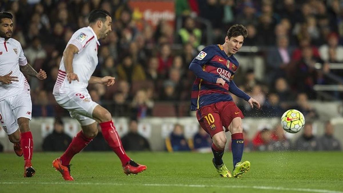 Messi juega el balón con la izquierda en presencia de Rami.
