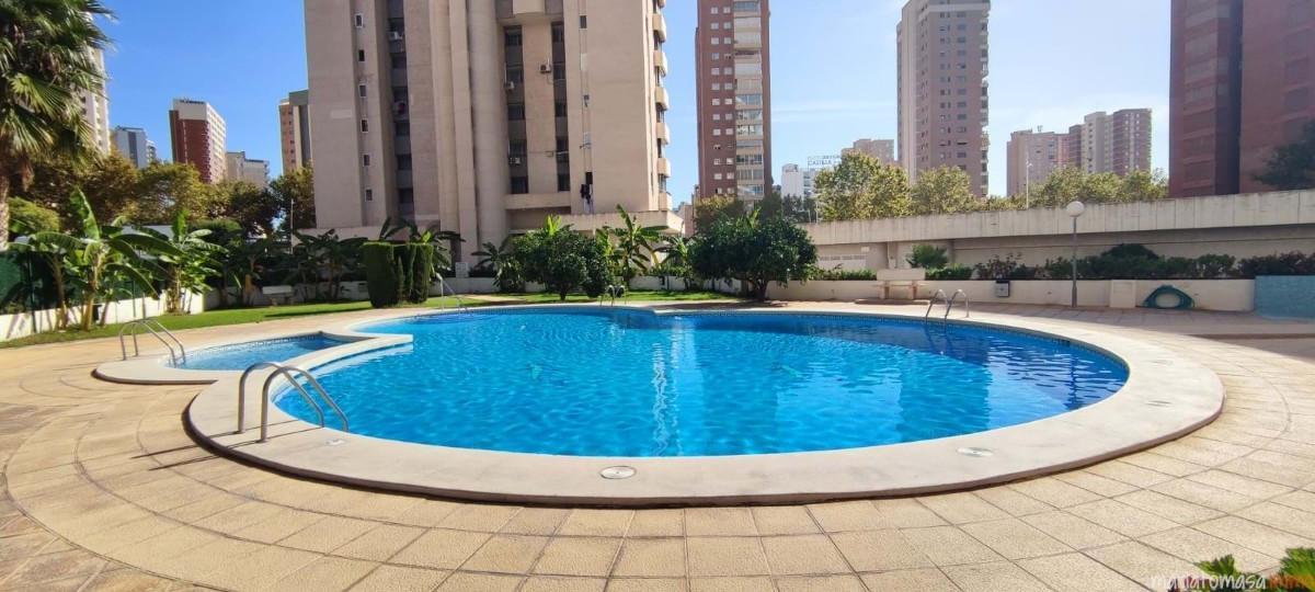 Piso con piscina e instalaciones deportivas