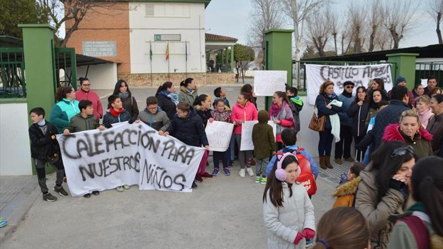 Padres y escolares reclaman calefacción en el CEIP Castillo Anzur