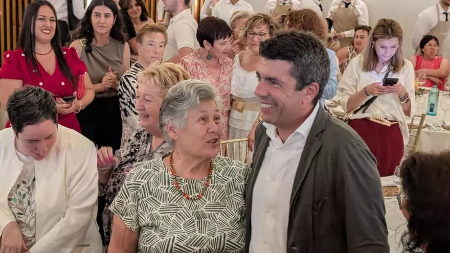 La dicotomía de Mazón: entre abucheos y aplausos en el encuentro de amas de casa de Alzira