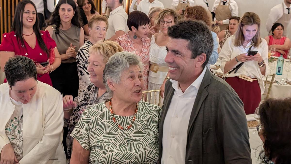 La dicotomía de Mazón: entre abucheos y aplausos en el encuentro de amas de casa de Alzira