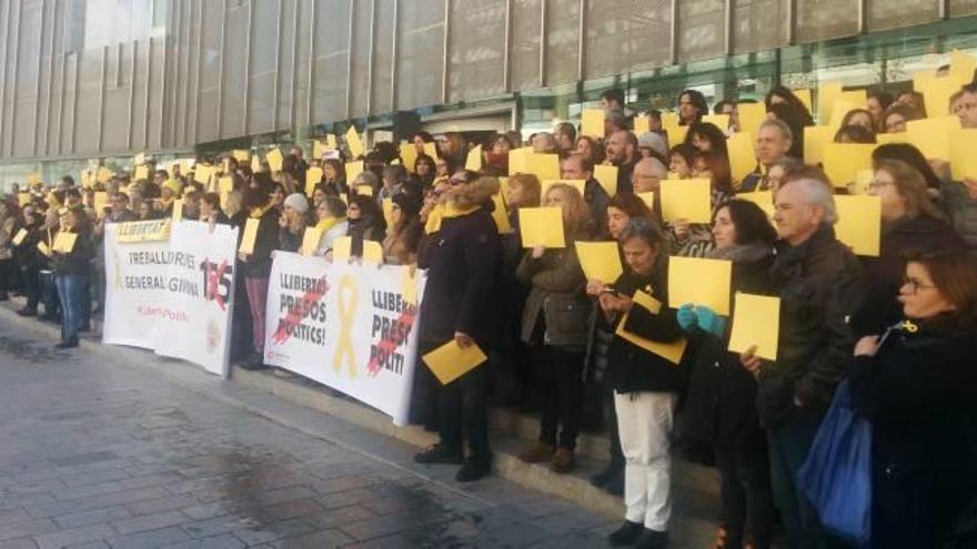 Els treballadors de la Generalitat a Girona llegeixen un manifest per rebutjar la interlocutòria del jutge Llarena i anuncien l&#039;obertura d&#039;un compte a Instagram