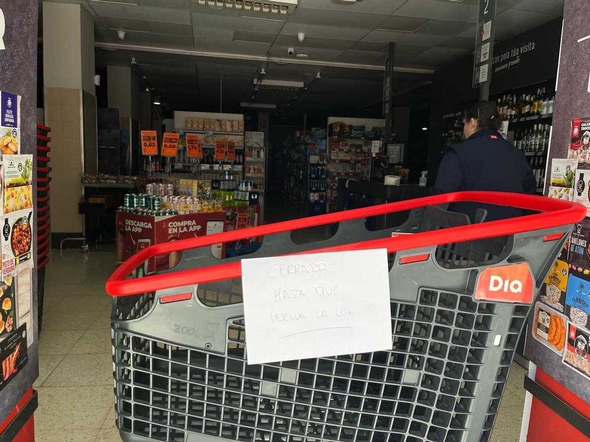 Supermercados a oscuras durante el gran apagón de hace un año.