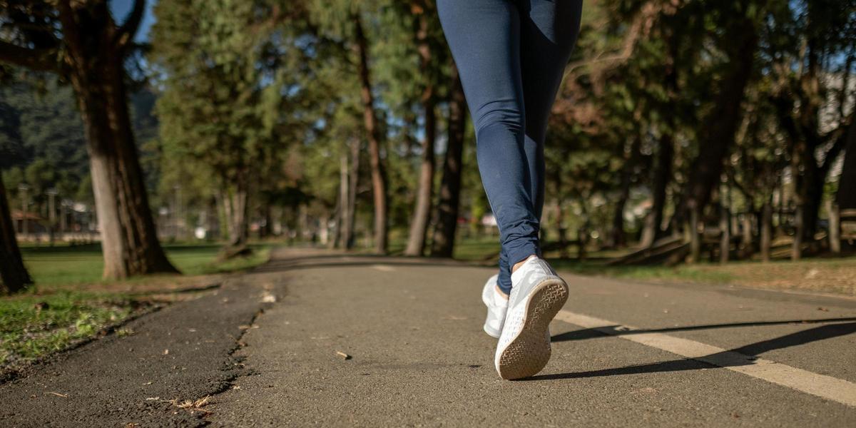 Salir a pasear o hacer ejercicios suaves ayudará también a que se active tu digestión.