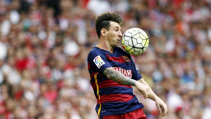 Leo Messi, jugador del FC Barcelona, controla el balón en un partido.
