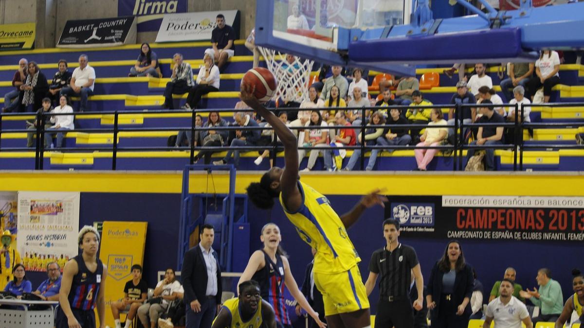 El Spar Gran Canaria vencen en los últimos compases en su duelo ante el Barça (70-63)