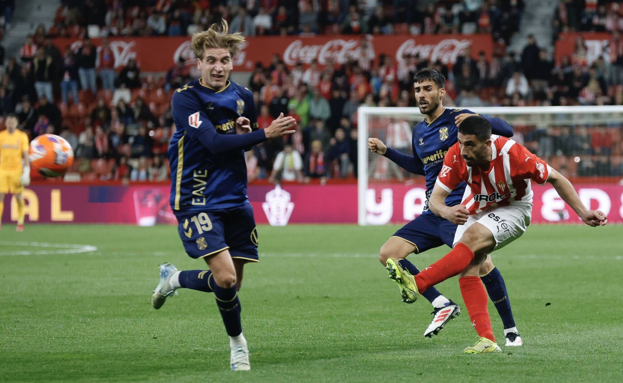 EN IMÁGENES: El Sporting - Tenerife disputado en El Molinón