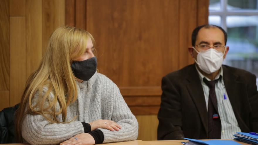 La presunta asesina de su hija Desirée Leal, Ana Sandamil, y su abogado Luis Rifón, en el juicio por el crimen de la niña, en la Audiencia Provincial