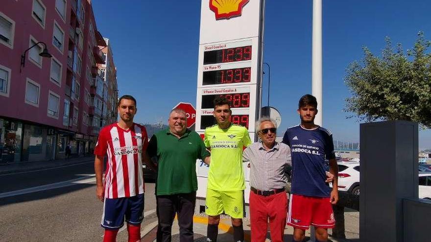 El presidente del club, Guimérans, y el dueño de Gasdoca, entre los jugadores con la nueva camiseta. //