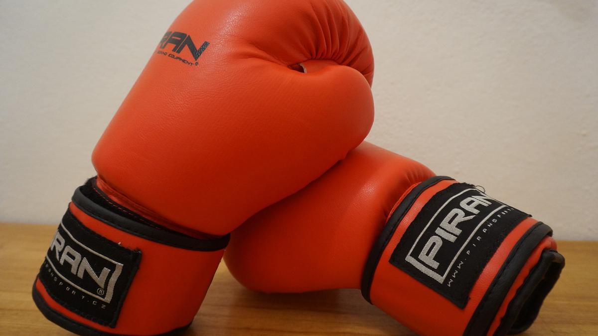 Los guantes son fundamentales para realizar fitboxing.