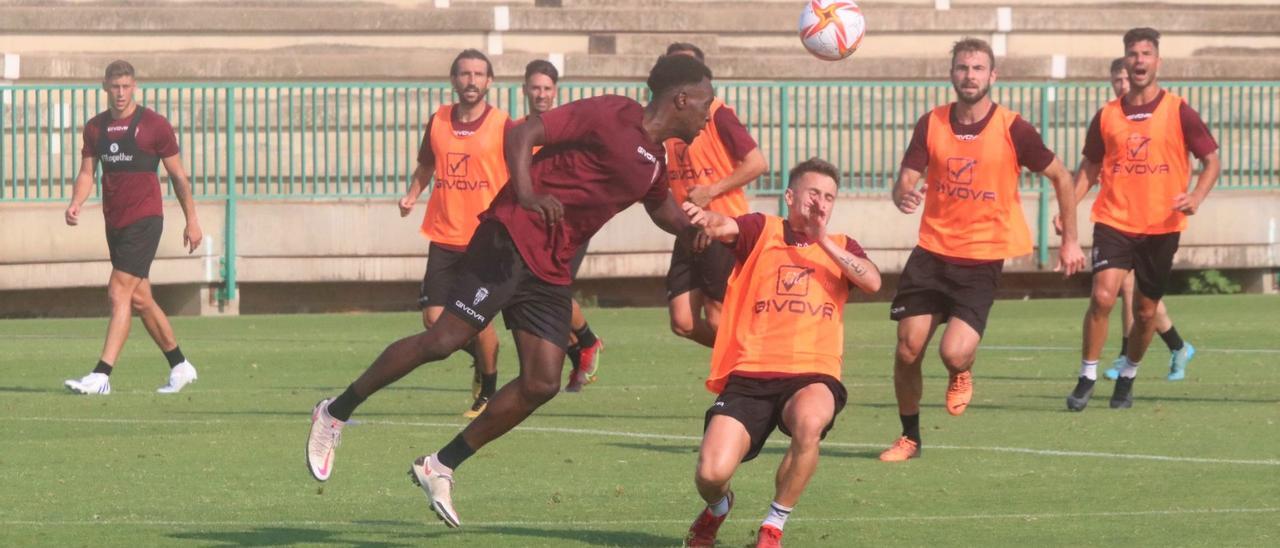 Diarra y Ekaitz Jiménez disputan un balón aéreo durante el entrenamiento en la Ciudad Deportiva.