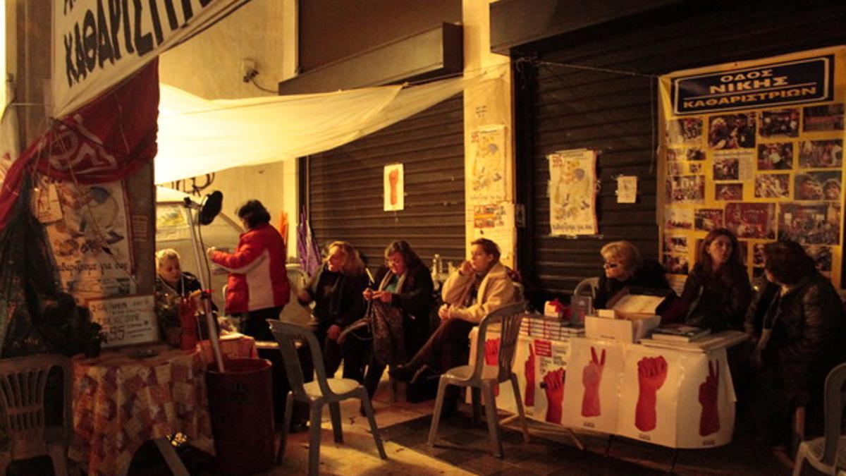 Un grupo de trabajadoras de la limpieza acampan en la plaza Syntagma para pedir su readmisión en el Ministerio de Economía