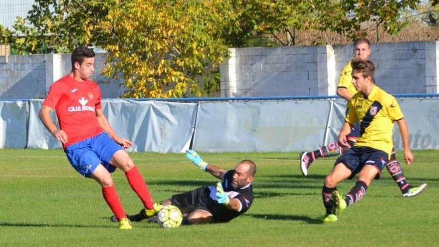 Una jugada de ataque del Benavente en el duelo de ayer.