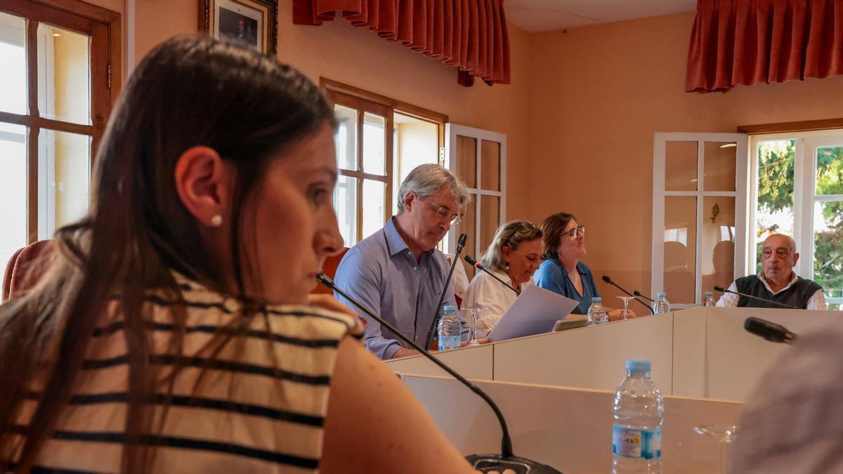 La portavoz del PP, que se abstuvo en la votación del PXOM, y el alcalde.