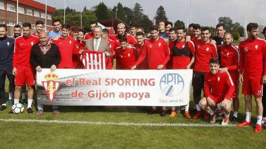 Los jugadores del Sporting posan junto a los representantes de Apta antes del entrenamiento de ayer.