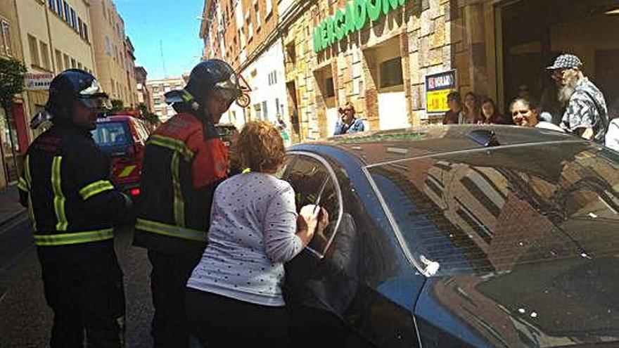 Los bomberos rescatan a un bebé atrapado en un coche