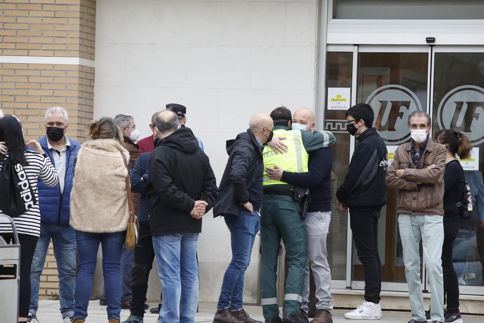 Despedida en el tanatorio al guardia civil atropellado en Mieres