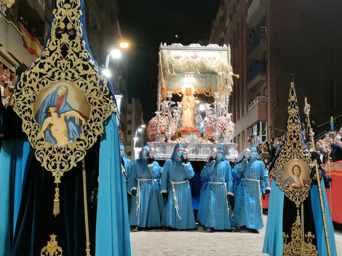 La Dolorosa del Paso Azul durante su procesión de Viernes de Dolores.