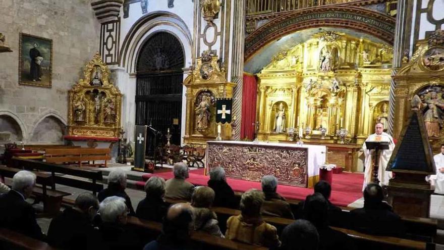 Matías Sampedro oficia la misa en honor del santo.