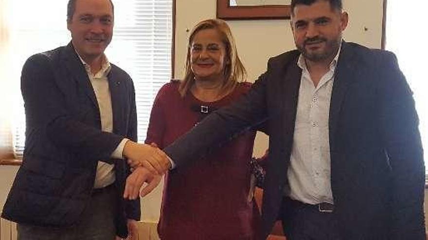 Agustín Reguera, Carmela Silva y Uxío Benítez, ayer, tras firmar el convenio. // FdV