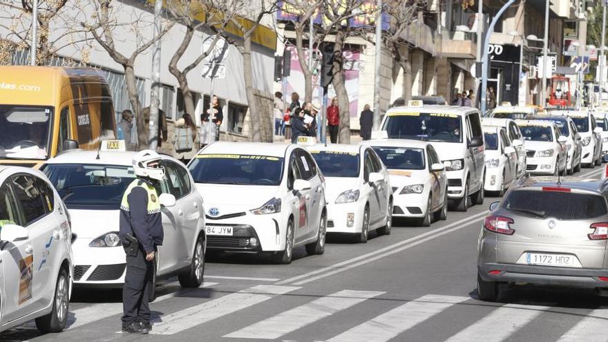 Los taxistas de Alicante replican al Consell que no se puede comparar la estación del AVE con el aeropuerto