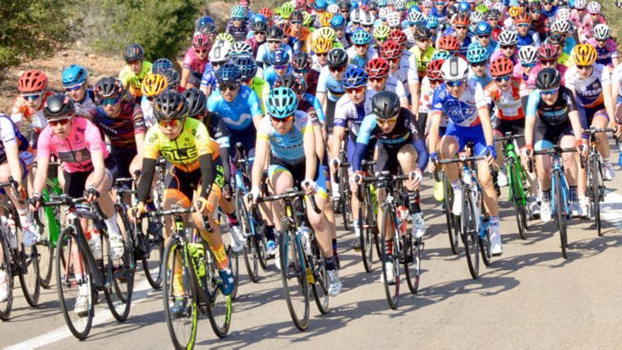 Un pelotón rueda durante la Setmana Ciclista Valenciana.