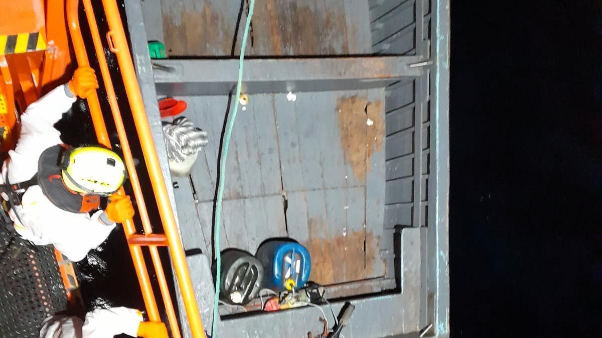 Patera vacía una vez que sus ocupantes fueron trasladados a la Salvamar de rescate