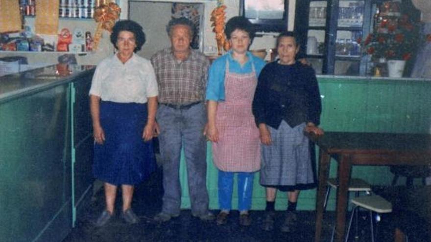 Una foto de la década de 1980 en la taberna. De izquierda a derecha: Luisa Entenza, Pepe Ferradás –los padres de Marina–, Marina Ferradás y su abuela, señora Gumersinda.   | // Archivo familiar