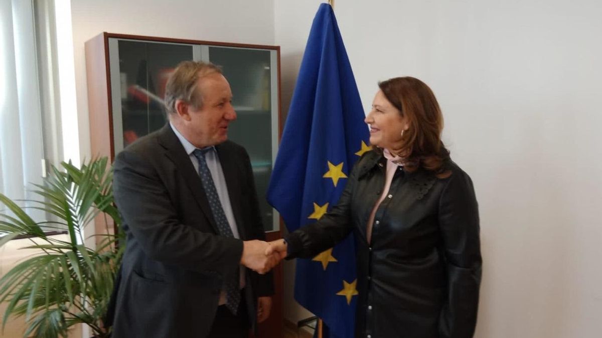 El director general de Agricultura de la Comisión Europea, Wolfgang Burtscher, recibe a Carmen Crespo.
