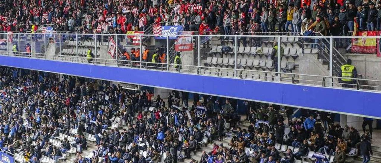 Una de las gradas del Carlos Tartiere, con la mampara que el Oviedo colocó para separar a las aficiones.