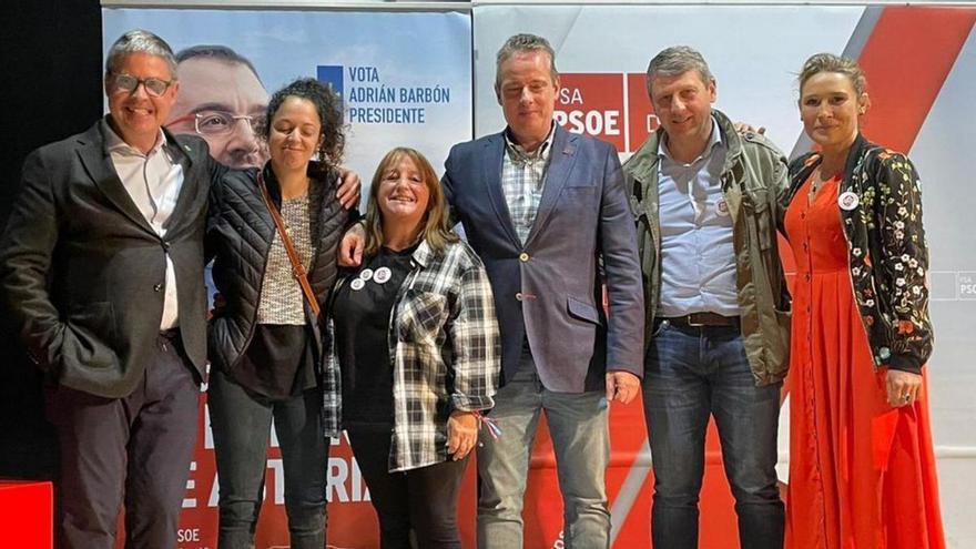 Por la izquierda, Enrique Rodríguez Nuño, Marta Elena Murias, Amelia Suárez, Marcelino Marcos Líndez, José Ramón Feito y Sonia Fidalgo, en Tineo.