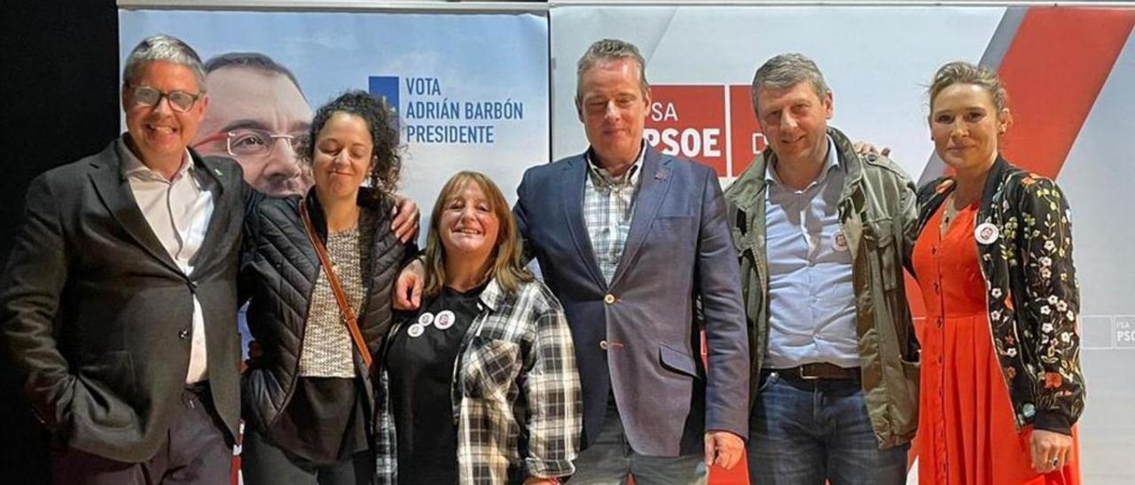 Por la izquierda, Enrique Rodríguez Nuño, Marta Elena Murias, Amelia Suárez, Marcelino Marcos Líndez, José Ramón Feito y Sonia Fidalgo, en Tineo.