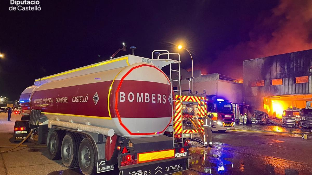 Vídeo: Incendio en dos naves, uno en Castelló y otro en Almassora