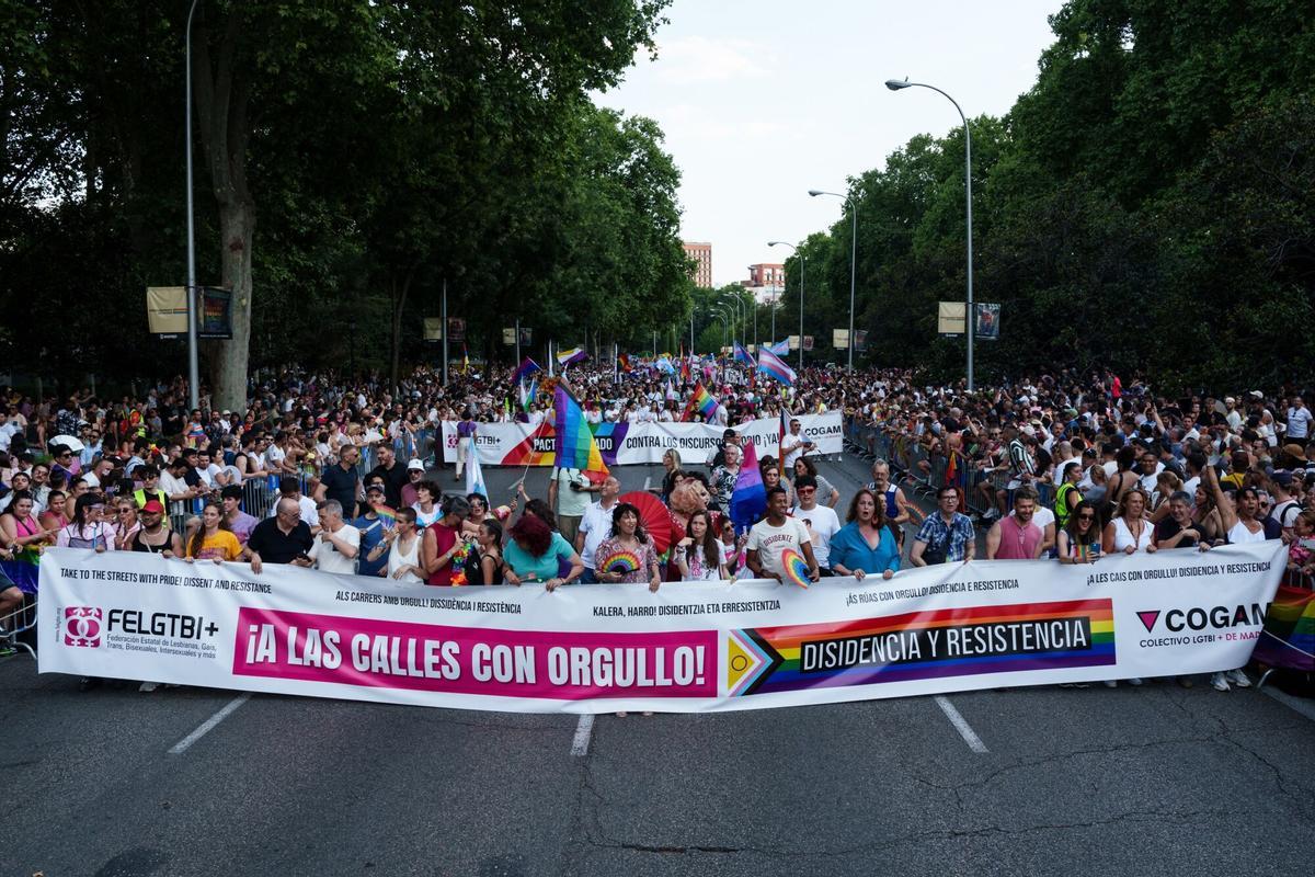 Cabecera y pancarta principal de la manifestación estatal del Orgullo LGTBI+