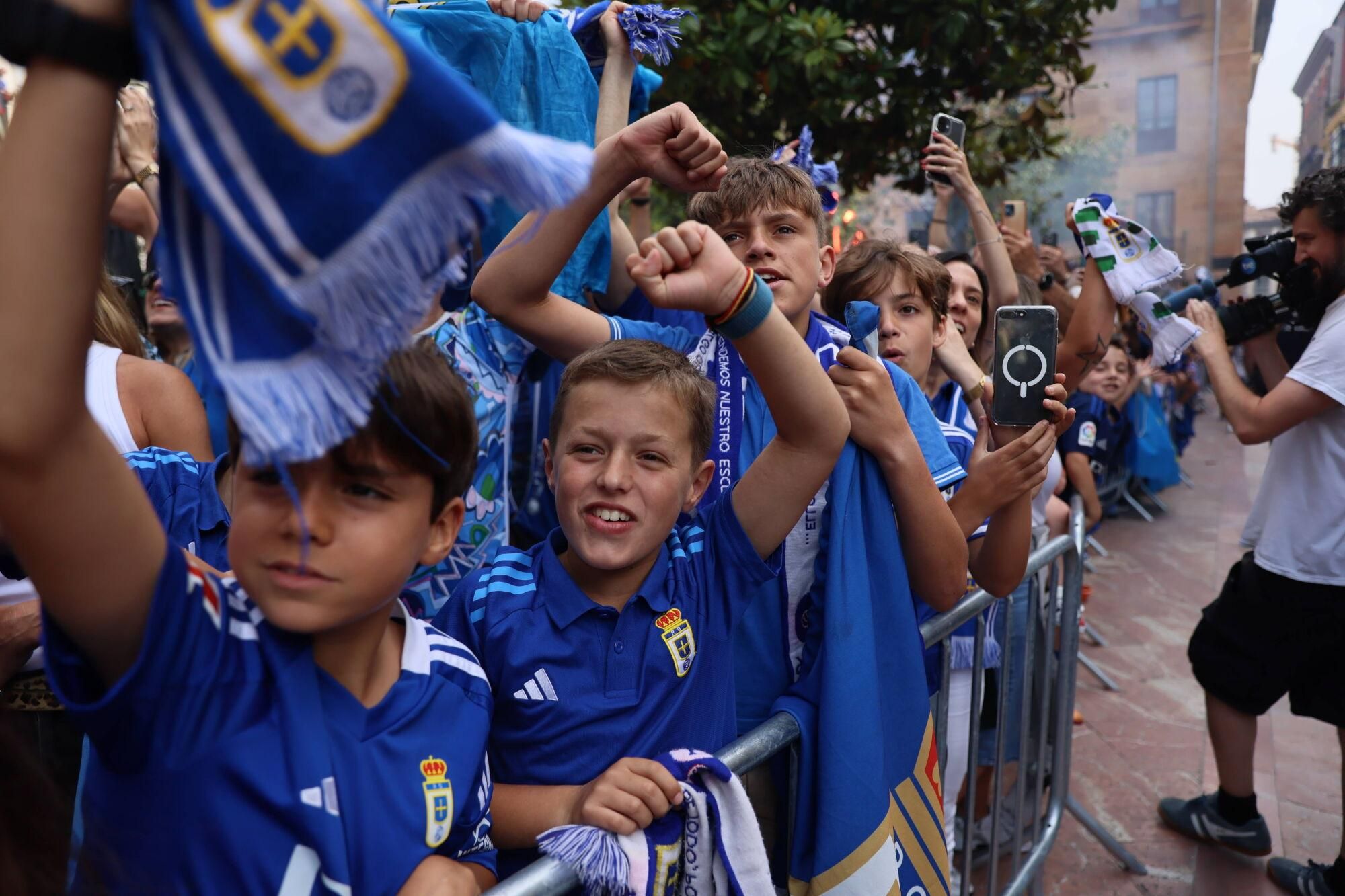 Locura azul en las calles de Oviedo para celebrar el ascenso del equipo a Primera División