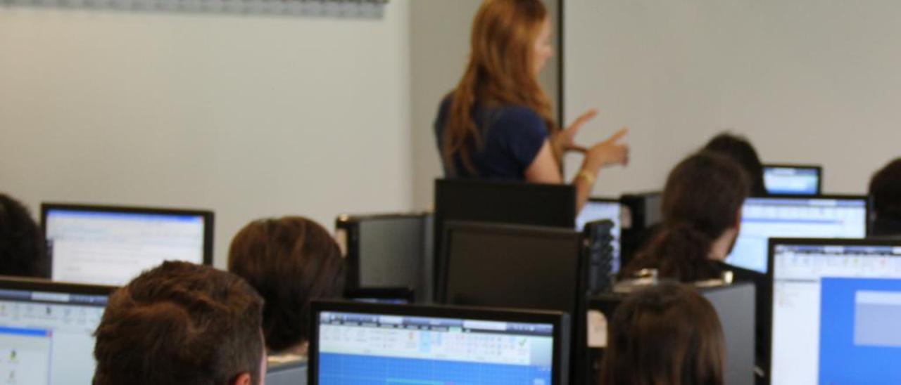 Estudiantes en un aula de Informática.