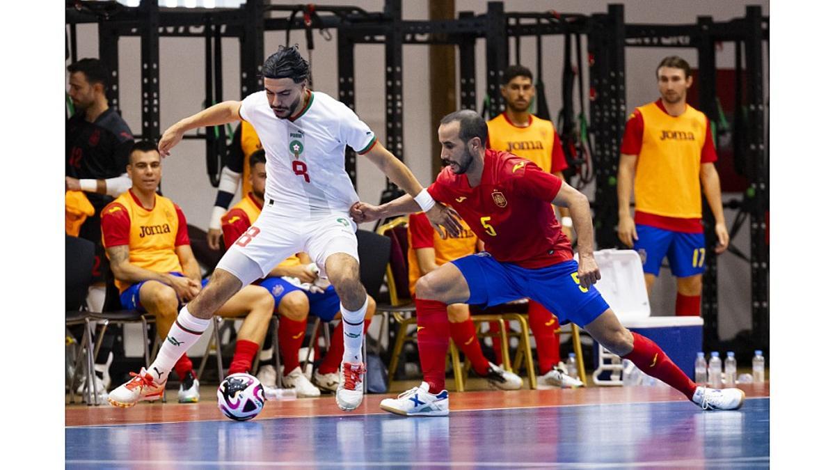 Boyis pugna con un rival durante el pasado amistoso ante Marruecos.