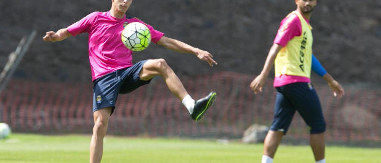 Carlos González, durante un ensayo con el primer equipo.