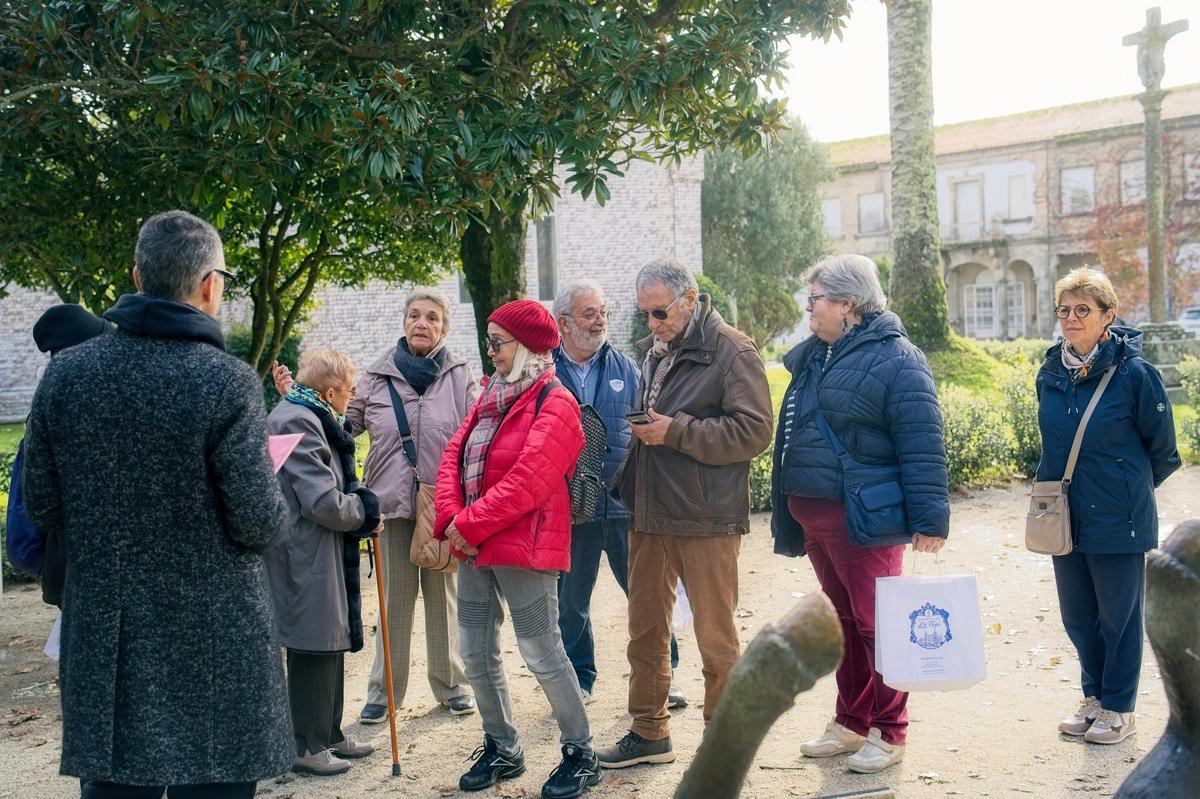 Participantes en el Congreso Europeo de Cofradías Enogastronómicas durante las visitas turísticas organizadas a lugares como O Grove, Pontevedra, Combarro, Santiago y Lalín. Participantes en el Congreso Europeo de Cofradías Enogastronómicas durante las visitas turísticas organizadas a lugares como O Grove, Pontevedra, Combarro, Santiago y Lalín.